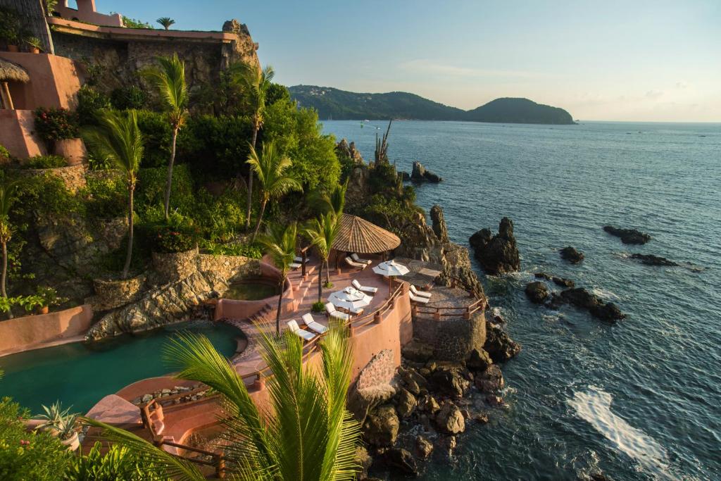 La Casa Que Canta luxury boutique hotel with cliffside infinity pool in Zihuatanejo, Mexico.